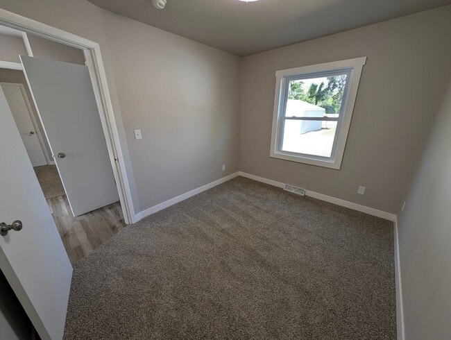 Building Photo - 2 Bedroom, 1 Bathroom house with garage an...