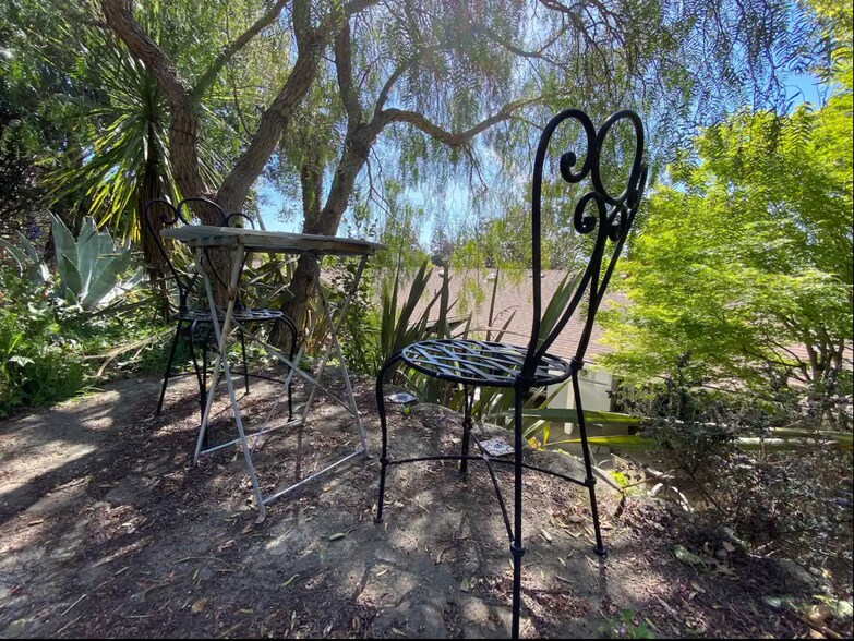 Cafe table overlooking garden with views of the Bay and Mt. Tamalpais! - 136 Farallon Dr