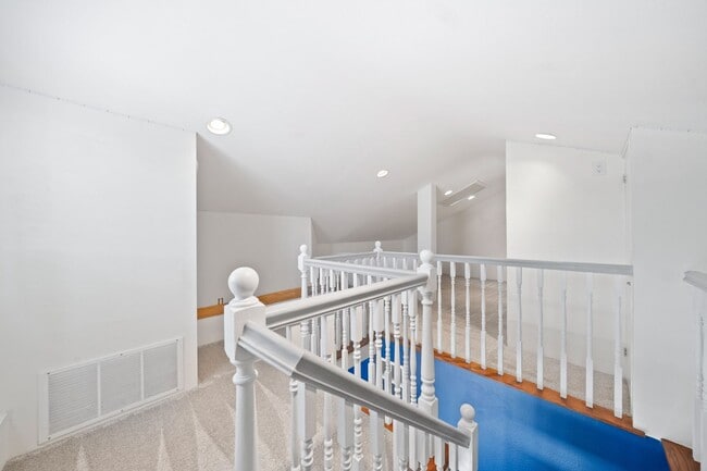 Building Photo - Seawind Upper Unit with Vaulted Ceilings a...