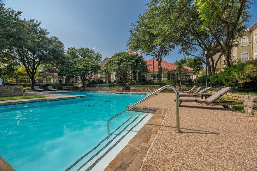 Building Photo - 530 Buckingham