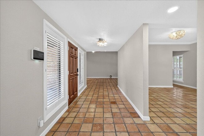 Building Photo - 5305 Greenbriar Dr