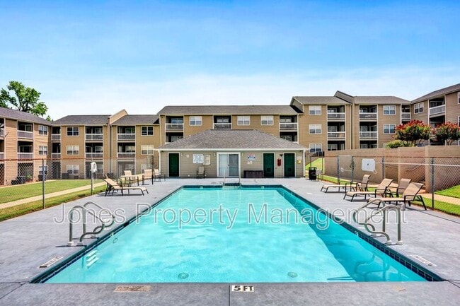 Building Photo - 305 Country Club Dr NE