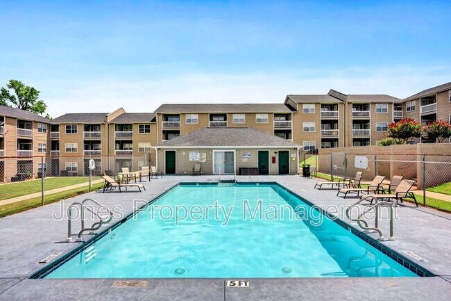 Building Photo - 307 Country Club Dr NE
