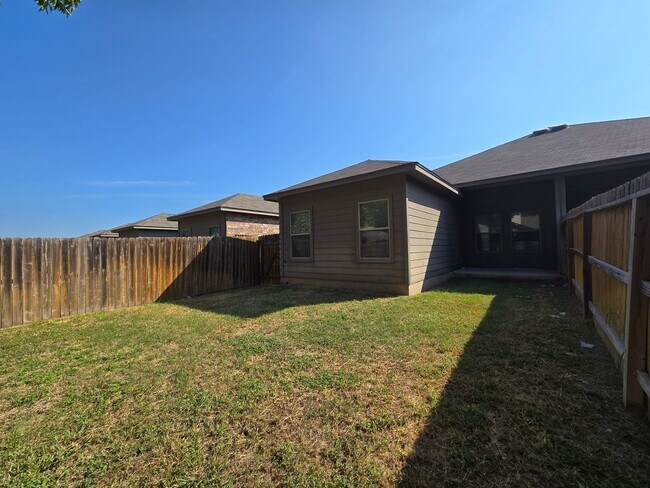 Building Photo - Walk to Historic Gruene! Fridge Included /...