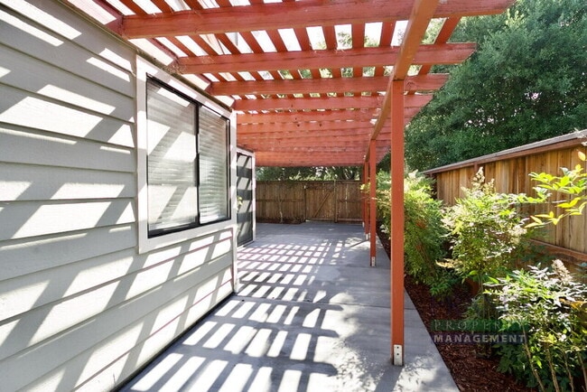 Building Photo - 41 Pine Tree Ct
