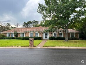Building Photo - 3700 Greenleaf Dr