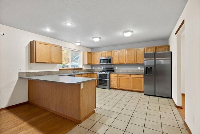 Building Photo - Spacious 4-Bedroom Olympia Home with A/C, ...