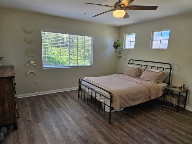 Building Photo - 4 BR 2.5 BA detached modern single-family home.