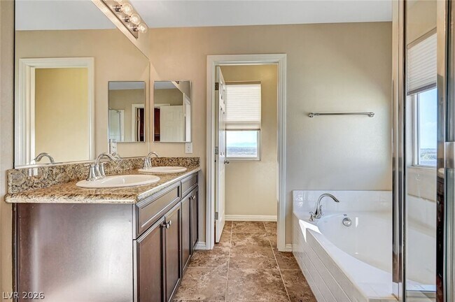 Building Photo - 985 Pebble Lake St