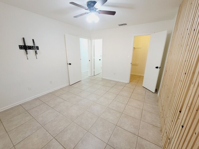 Building Photo - CLASSY NE 2/1.5 w/ Vaulted Ceilings, Privacy Fenced Yard, Washer/Dryer, & Walk in Closets! Availa...