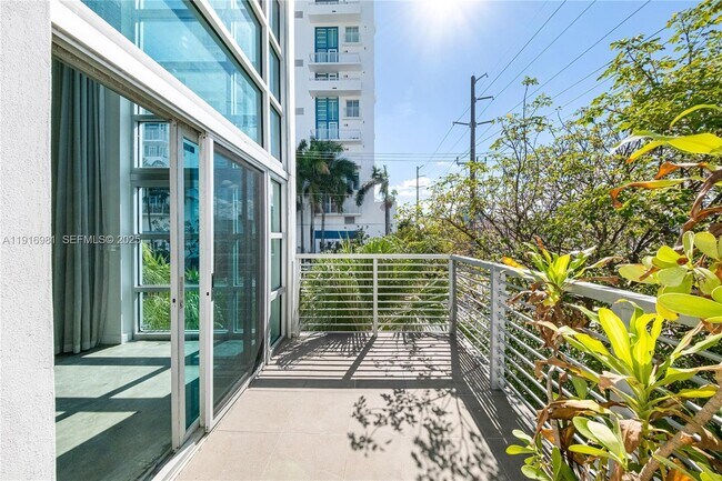 Building Photo - 7700 Collins Ave