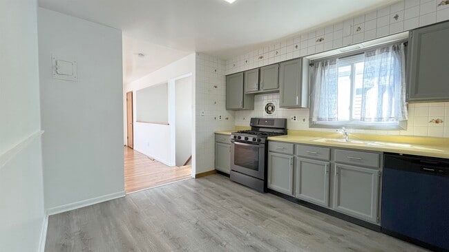 Building Photo - 421 Manila Ave