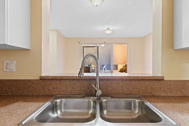 Building Photo - Spacious 3-bedroom, 3-bathroom home