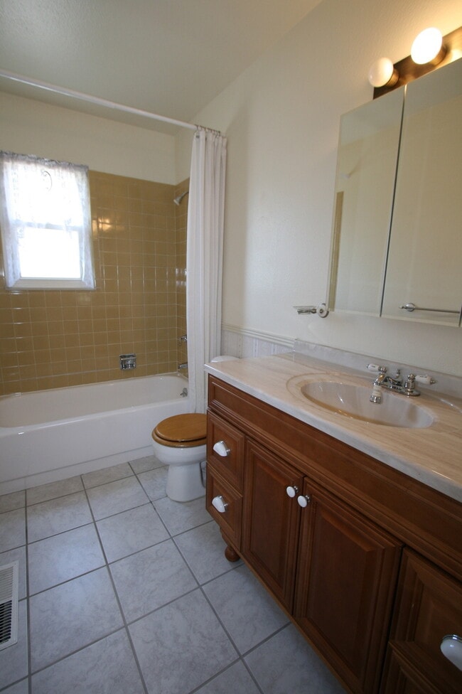 Building Photo - Exceptional 3 bedroom tri-level home close to UCCS!