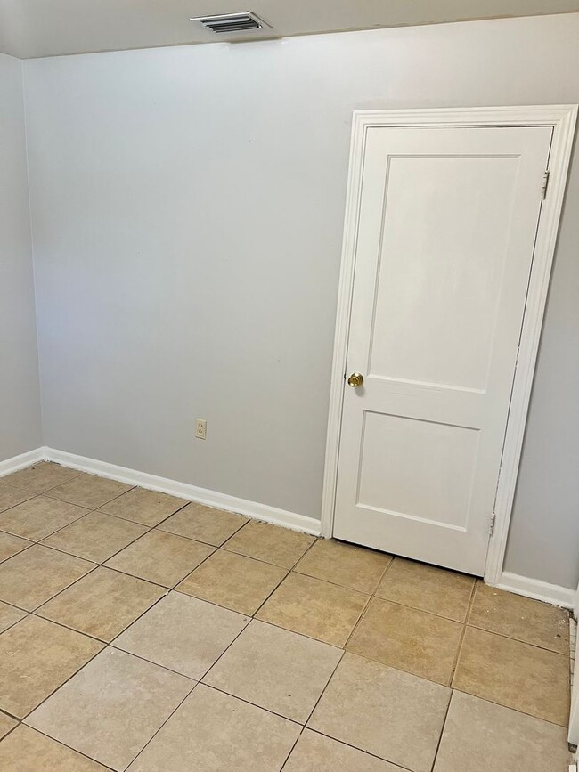 Building Photo - 2 BEDROOM 1 BATH SINGLE FAMILY HOME WITH A SEPARATE DEN (POSSIBLE 3RD BEDROOM)