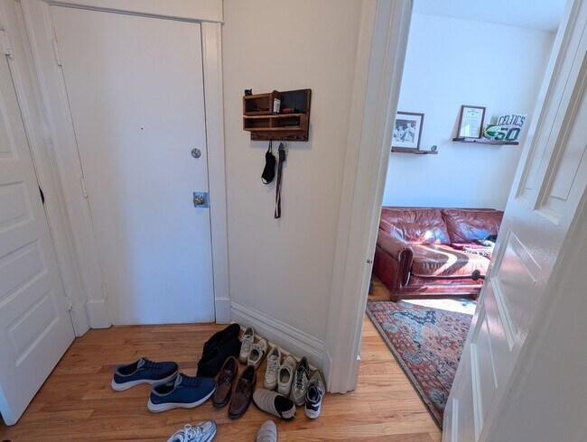 Building Photo - Spacious and renovated 3 BR in Wicker Park with great vintage touches!