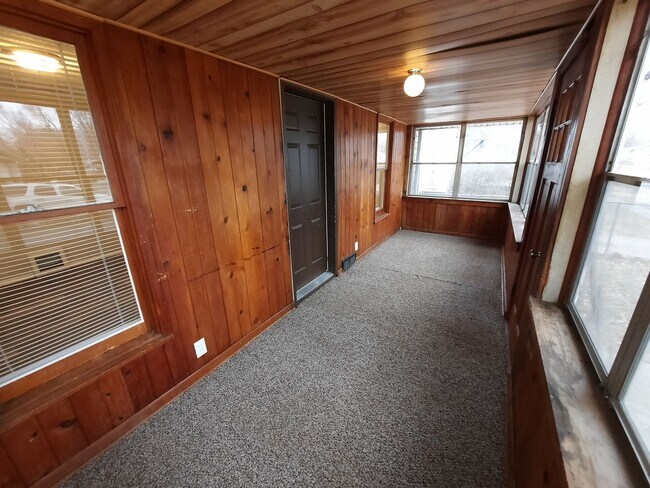 Building Photo - 3 Bedroom, 1 Bathroom Home with additional office/den space and fenced yard!