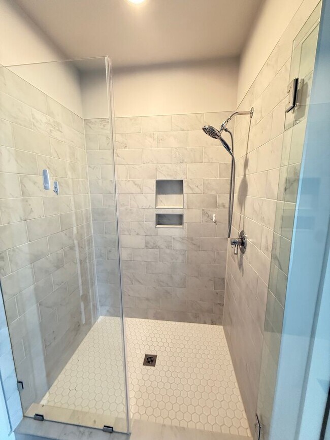 Building Photo - Spacious Modern End-Unit Davidson Townhome - Lake Davidson Access