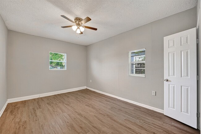 Building Photo - 4909 Holloway Dr