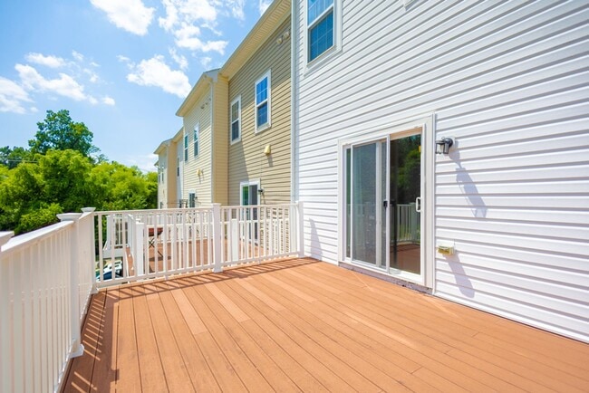 Building Photo - Beautiful 3 BR/3 BA EOG Townhome in Capito...