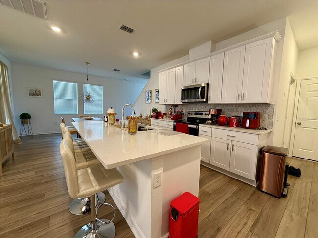 Building Photo - 2333 Treasure Hill St