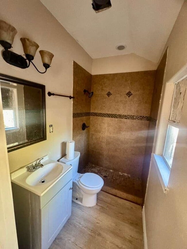 Building Photo - 915 Rosario St