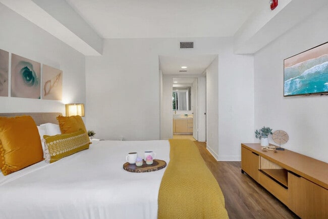 Building Photo - 2602 E Hallandale Beach Blvd