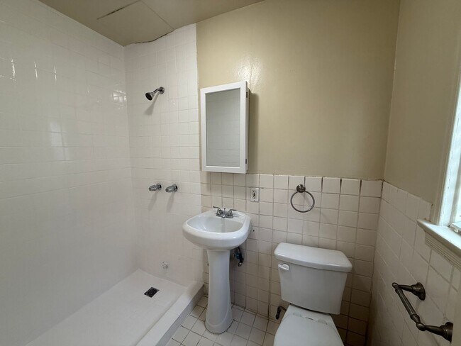 Building Photo - Two Bedroom lower unit - Move in Ready!