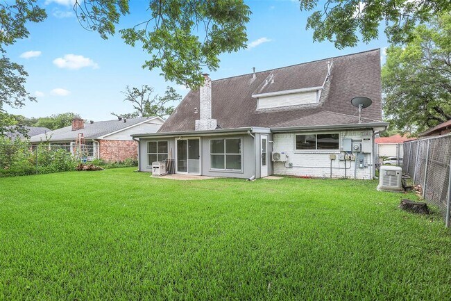 Building Photo - 831 Silverpines Rd