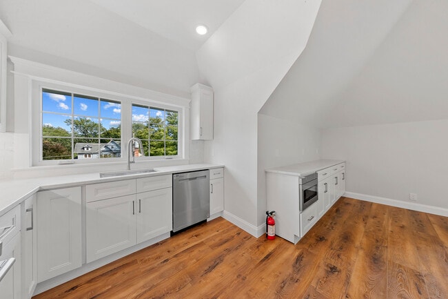 Building Photo - 389 Spring Unit# C