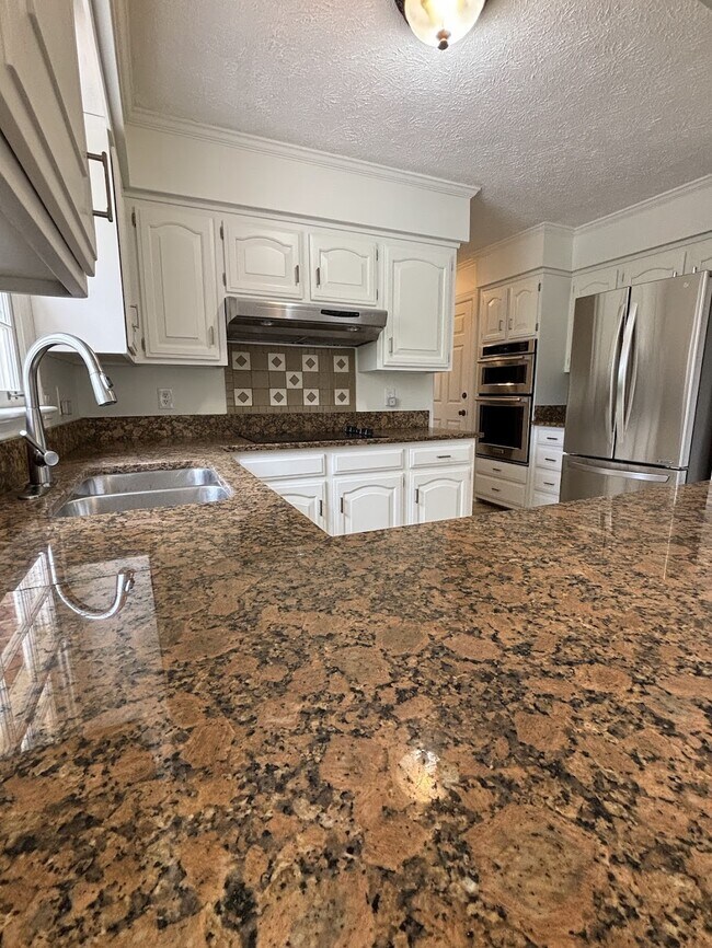 Building Photo - 4627 Mountain View Dr