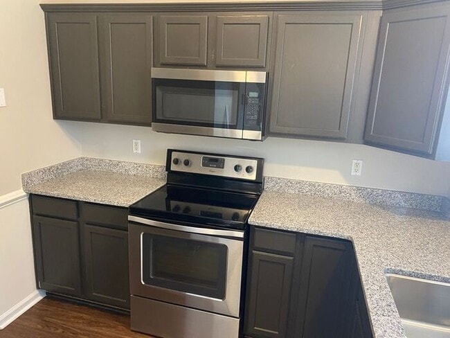 Building Photo - You can't miss this DEAL!