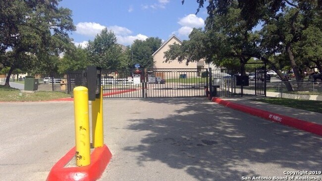 Building Photo - Townhouse near Medical Center in Gated Community