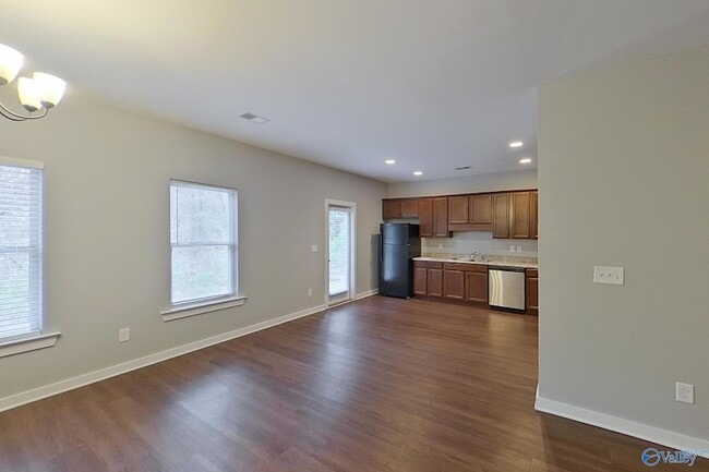 Building Photo - 433 White Oak Cir