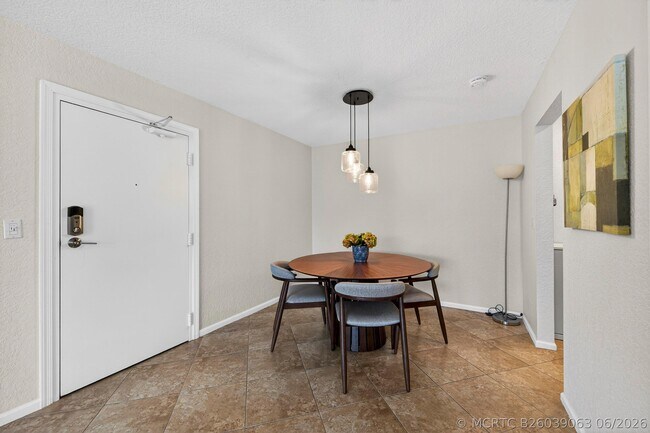 Building Photo - 6457 Bay Club Dr