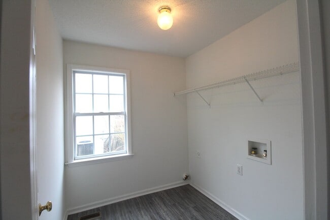 Building Photo - Lovely renovated 3 bedroom 2 Bath home in ...