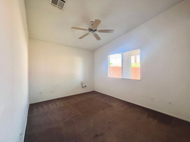 Building Photo - AVAILABLE NOW!!! 3 Bedroom 2 Bathroom Home in La Quinta