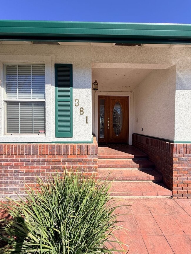 Building Photo - Beautiful Lakefront Home in the Vineyard! 55+ community