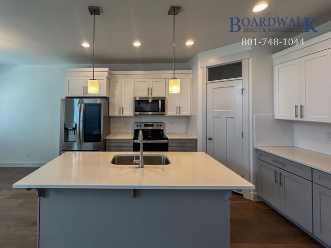 Building Photo - Spacious 3 bed in Quiet Community