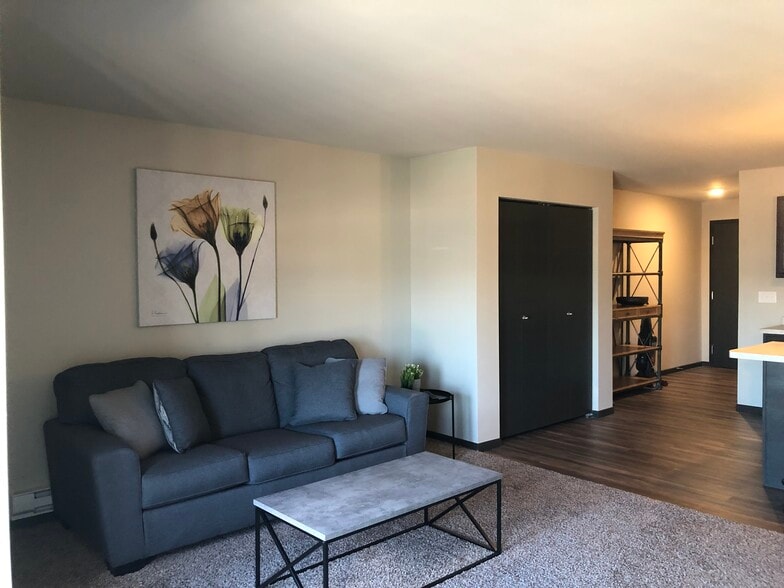 Building Photo - 913 Main Ave