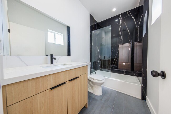 Building Photo - 2847 S Victoria Ave