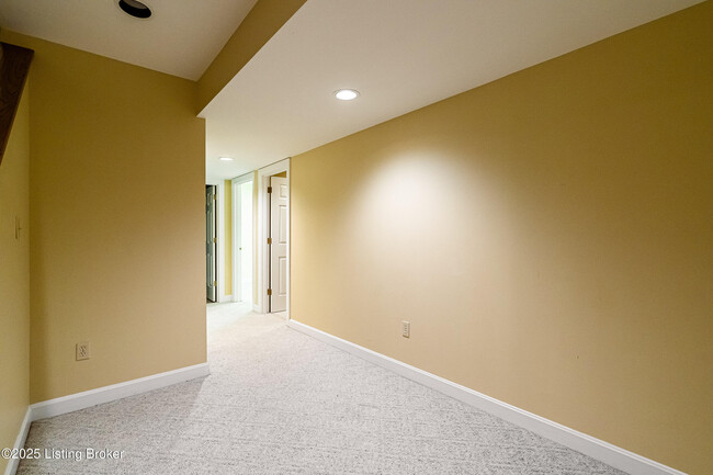 Building Photo - 303 Coralberry Rd