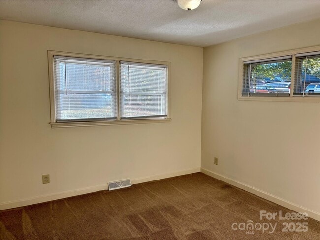 Building Photo - 124 Hillcrest Dr