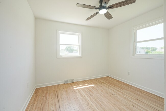 Building Photo - 411 Greenview Dr