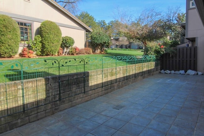 Building Photo - Remodeled Redding Condo!