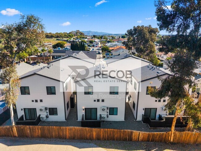 Building Photo - 832 Desty St