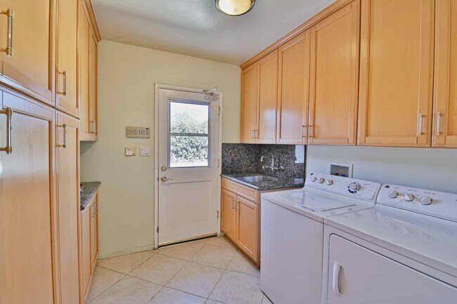 Building Photo - 1483 Allenford Ave