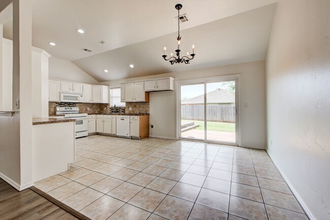 Building Photo - 608 Cavecreek St