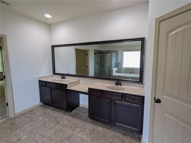 Building Photo - 4635 Belcrest Way