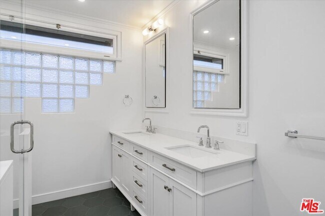 Building Photo - 645 N Sierra Bonita Ave